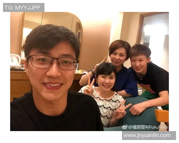 小鹰与足球明星亲密合影展现梦想与友谊的美好瞬间