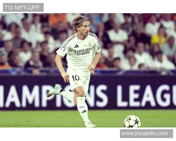 手绘足球明星莫德里奇展现独特魅力与技艺之美